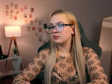 Yourjullymoon Chaturbate stream image from October 13, 2025