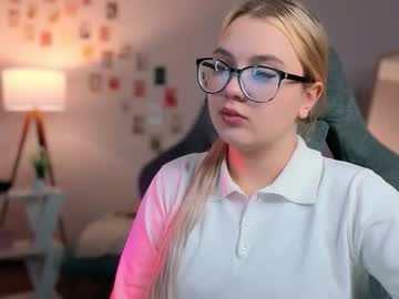 Yourjullymoon Chaturbate stream image from October 14, 2025