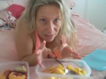 Peaches_N_Creem Chaturbate stream image from October 14, 2025