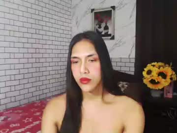 Latinatshugecock Chaturbate stream image from October 16, 2025