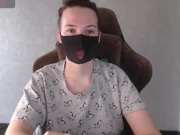 M00n8kiki Chaturbate stream image from October 16, 2025