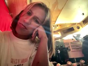 Katelinxxx Chaturbate stream image from October 16, 2025