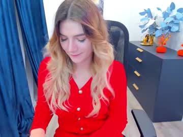 Selenaemoore Chaturbate stream image from October 17, 2025