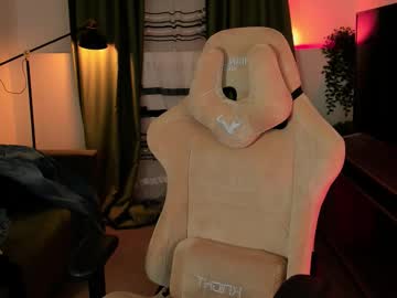Emilywiled Chaturbate stream image from October 18, 2025