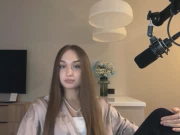 Lucinabreske Chaturbate stream image from October 18, 2025