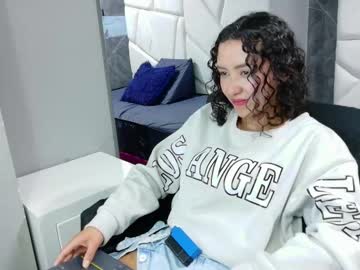 Pettymoon Chaturbate stream image from October 19, 2025