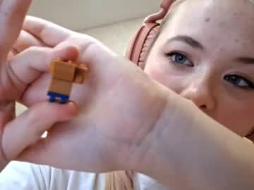 Jeanesochan Chaturbate stream image from October 19, 2025
