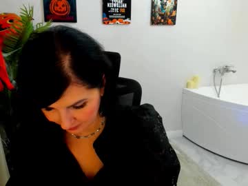 Moonvelour Chaturbate stream image from October 21, 2025