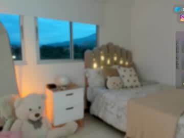 Andreathomson Chaturbate stream image from October 22, 2025