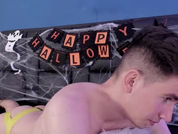 Mikaelslow Chaturbate stream image from October 23, 2025