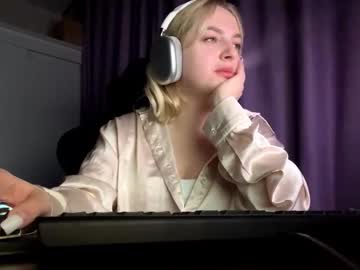 Foxylure Chaturbate stream image from October 25, 2025