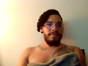 Curly_Louis Chaturbate stream image from October 28, 2025