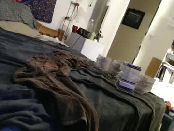 Hugswit84 Chaturbate stream image from October 28, 2025