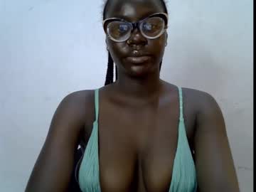 Black_Petitqueen12 Chaturbate stream image from October 30, 2025