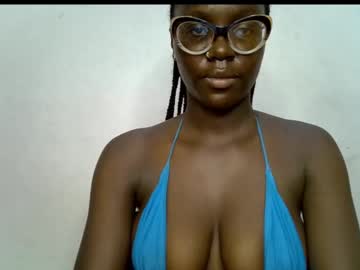 Black_Petitqueen12 Chaturbate stream image from October 31, 2025