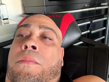 B1glongnhard Chaturbate stream image from October 31, 2025