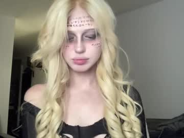 Mollycodle Chaturbate stream image from October 31, 2025