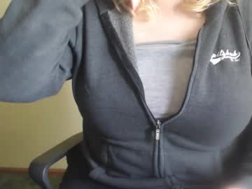 Lunoviaxl Chaturbate stream image from November 01, 2025