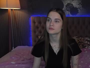 Luisaclover Chaturbate stream image from November 02, 2025