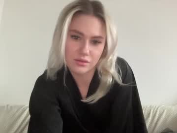 Elaraluxxxe Chaturbate stream image from November 04, 2025