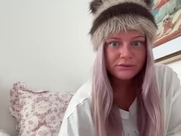Hellokittyluverr Chaturbate stream image from November 04, 2025