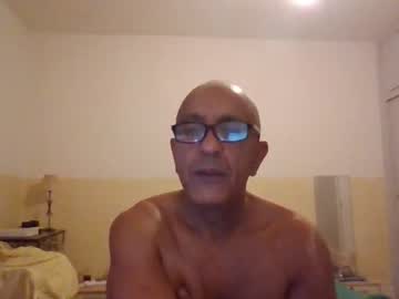 Moment71200 Chaturbate stream image from November 07, 2025