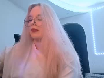 Nikitamobbs Chaturbate stream image from November 10, 2025