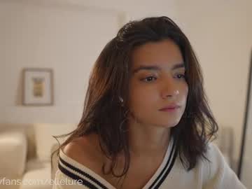 Ellelure_ Chaturbate stream image from November 10, 2025