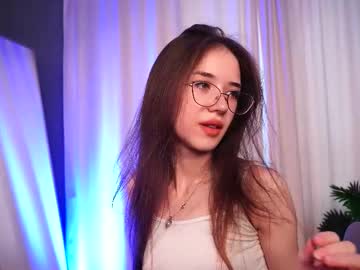 Tinyanie Chaturbate stream image from November 12, 2025