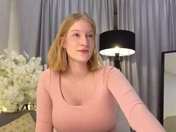 Petitelz Chaturbate stream image from November 12, 2025
