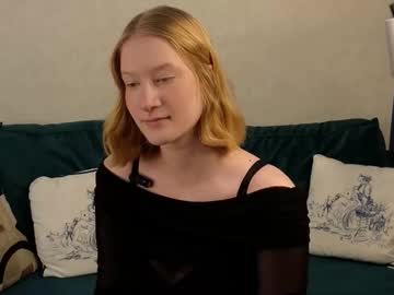 Petitelz Chaturbate stream image from November 13, 2025