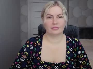 Crystallleyes Chaturbate stream image from November 14, 2025