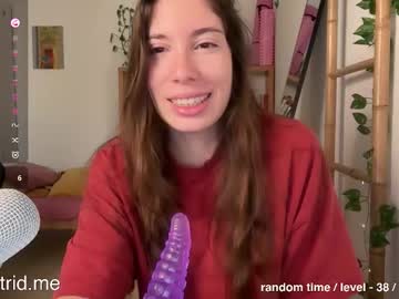 Cringebutcute Chaturbate stream image from November 16, 2025