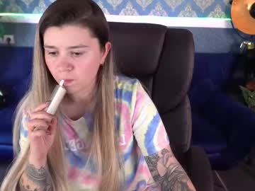 Amellymillyy Chaturbate stream image from November 16, 2025