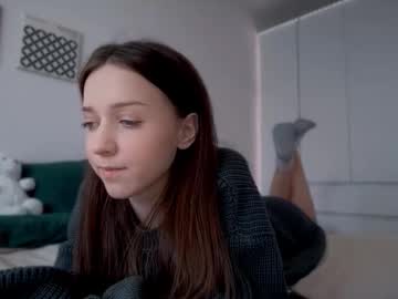 Monnymoonn Chaturbate stream image from November 17, 2025