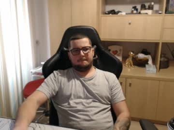 Kevinnlovely Chaturbate stream image from November 17, 2025