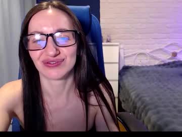 Lilymellow Chaturbate stream image from November 18, 2025