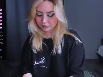 Monalauu Chaturbate stream image from November 18, 2025