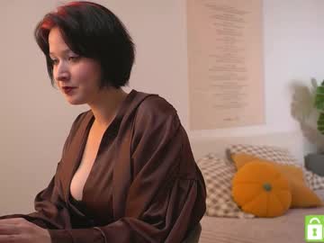 Bluebeell Chaturbate stream image from November 18, 2025