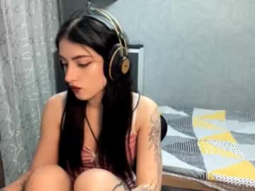 Meowluly Chaturbate stream image from November 18, 2025