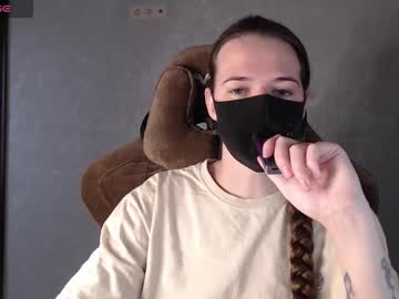M00n8kiki Chaturbate stream image from November 19, 2025