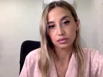 Linavora Chaturbate stream image from November 19, 2025