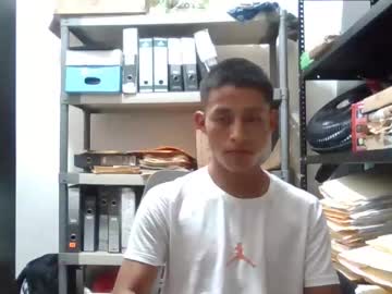 Crisosfeliz Chaturbate stream image from November 19, 2025