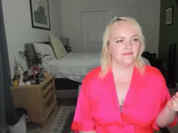 Queenroselyn Chaturbate stream image from November 20, 2025