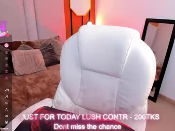 Raven_Curly Chaturbate stream image from November 21, 2025