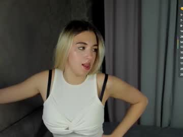 Kiki_Bloom Chaturbate stream image from November 22, 2025