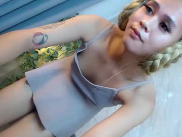 Queena10 Chaturbate stream image from November 22, 2025