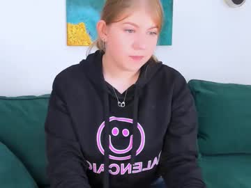 Peachybloom Chaturbate stream image from November 24, 2025