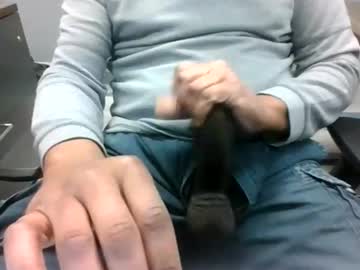 Curtlong Chaturbate stream image from November 26, 2025