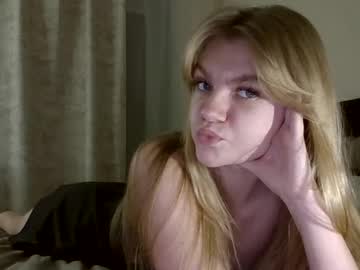 Auroraxroses Chaturbate stream image from November 26, 2025